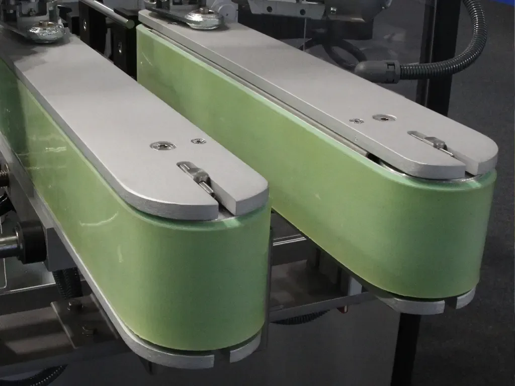 Solutions for transporting glass bottles and jars with double-coated timing belts